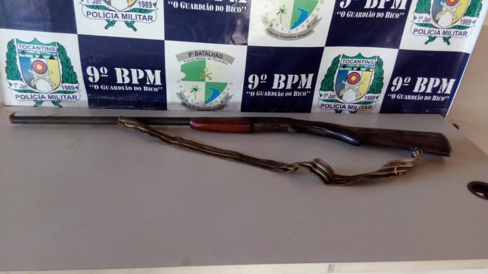 Espingarda calibre 20 apreendida na residência do suspeito - Foto: Divulgação/PMTO