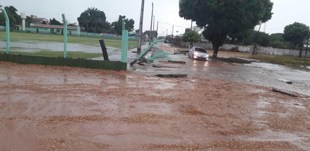Obra inaugurada há três semanas pelo prefeito Cláudio Santana em Araguatins desaba com a primeira chuva - Foto: Reprodução/Agência Tocantins 