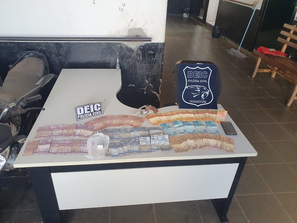Dinheiro foi encontrado na casa da suspeita — Foto: Divulgação/Polícia Civil
