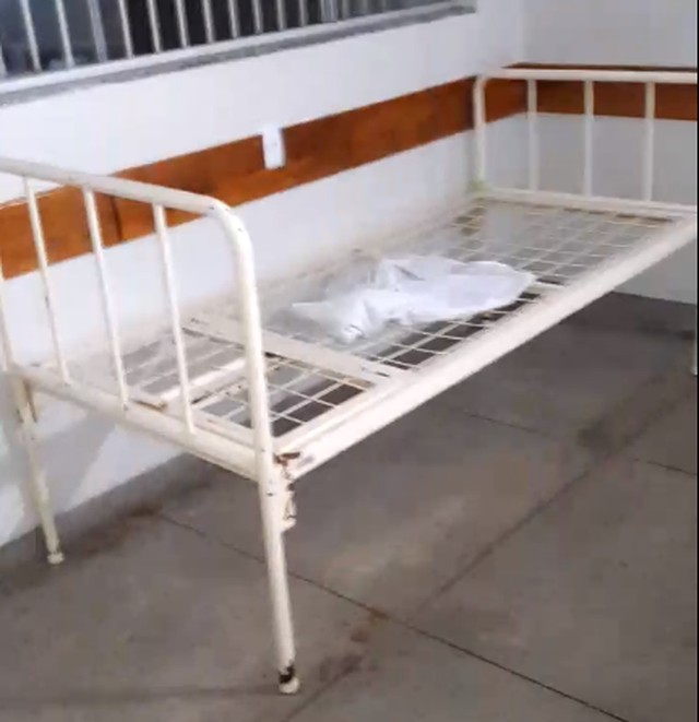 Cama em que o paciente teria sido orientado a se deitar — Foto: Reprodução
