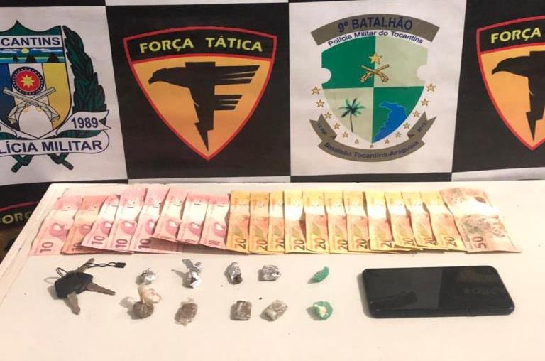 Drogas, dinheiro e outros objetos apreendidos com os suspeitos - Foto: Divulgação/9º BPM