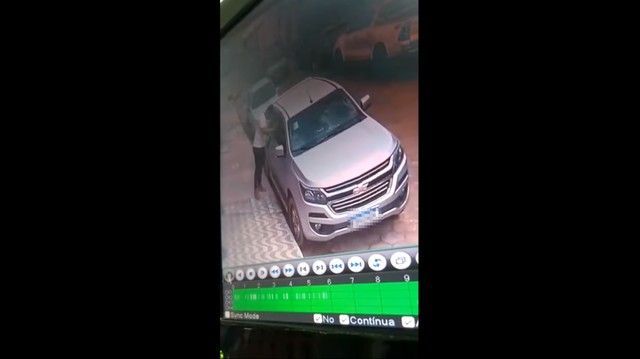 Furto foi registrado por uma câmera de segurança — Foto: Reprodução