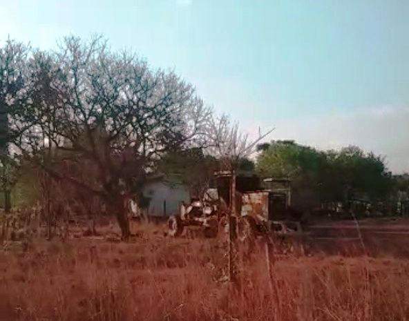 Máquina de propriedade da Prefeitura de Miranorte flagrada trabalhando em uma propriedade particular - Foto: Reprodução/Agência Tocantins 
