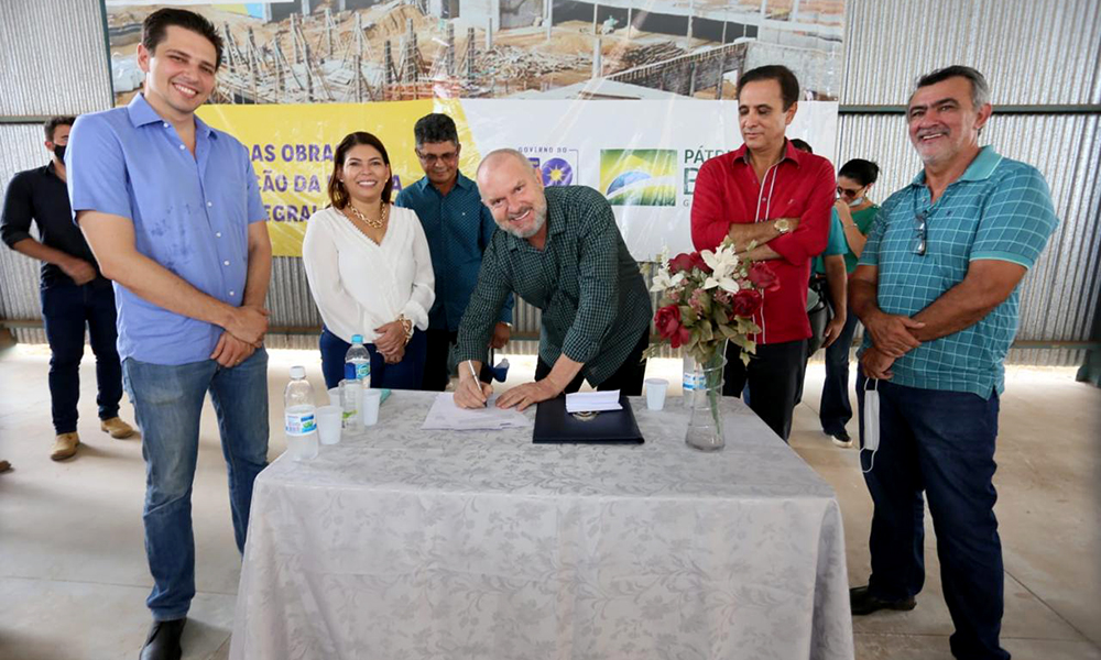 O governador Mauro Carlesse assinou a ordem de serviço e destacou que várias obras estão sendo retomadas – Foto: Elias Oliveira/Governo do Tocantins