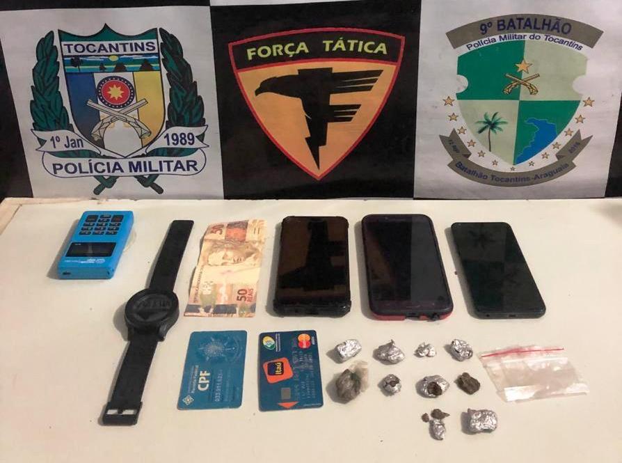 Drogas e outros materiais apreendidos pelos militares em poder do suspeito – Foto: Divulgação/PMTO