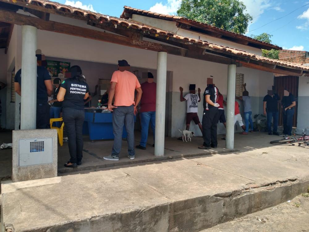 Ação que resultou na interdição do estabelecimento e prisão de suspeitos envolveu equipes da Polícia Civil, além de profissionais que atuam na Unidade Penal e na Vigilância Sanitária local – Foto: Divulgação/Polícia Civil