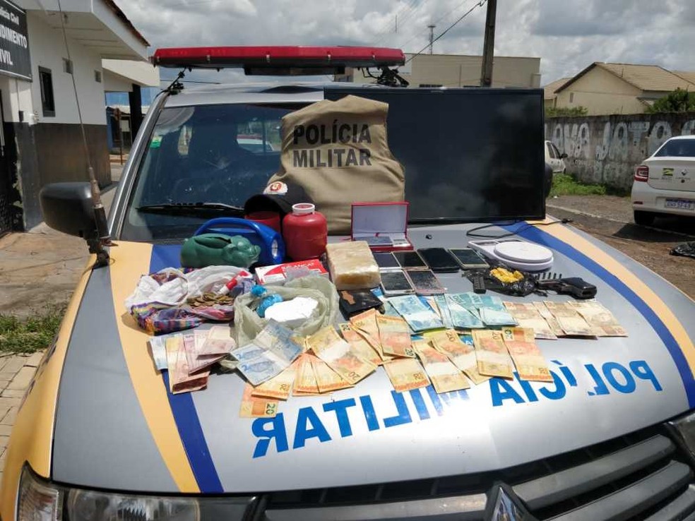 Dinheiro e eletrônicos foram encontrados na casa do suspeito — Foto: Divulgação/Polícia Militar