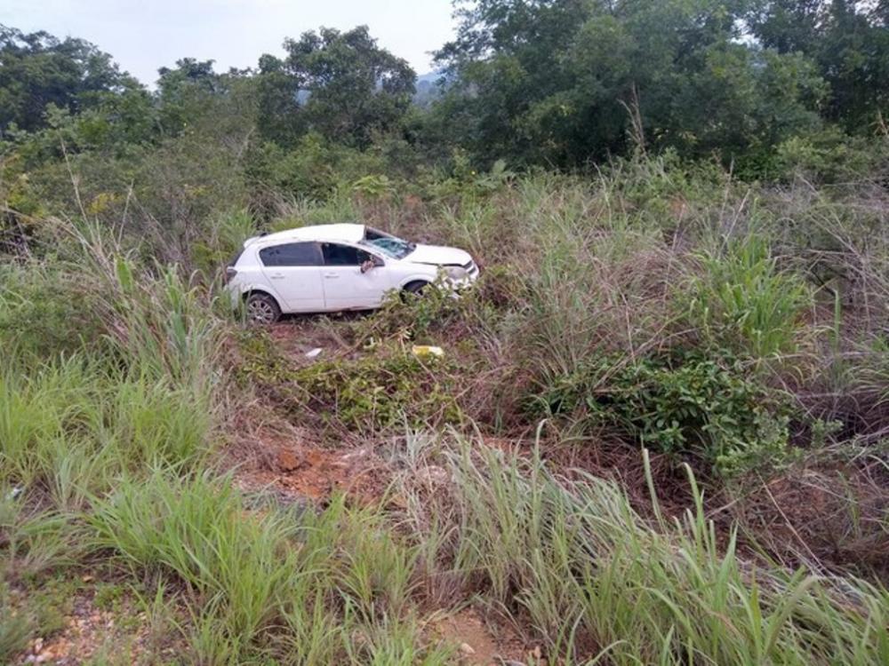 Carro capotou e saiu da pista, no município de Araguatins, norte do estado — Foto: Divulgação/Corpo de Bombeiros