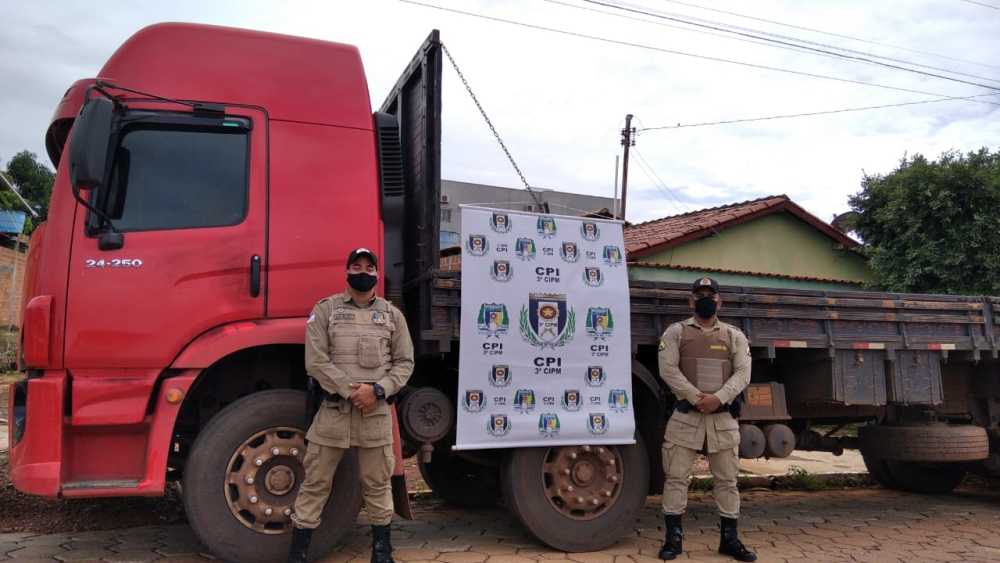Caminhão havia sido roubado no Maranhão e foi localizado estacionado no pátio de um posto de combustíveis da cidade – Foto: Divulgação/PMTO