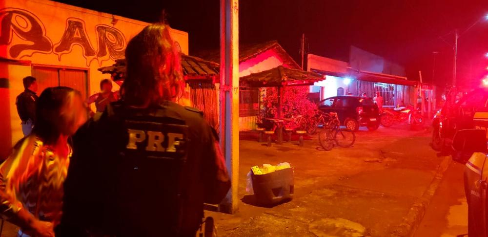 Polícia Rodoviária Federal realizava ações de combate à exploração sexual infantil nos estabelecimentos comerciais às margens da BR 153, deparou-se com duas adolescentes em um bar – Foto: Divulgação/PRF.