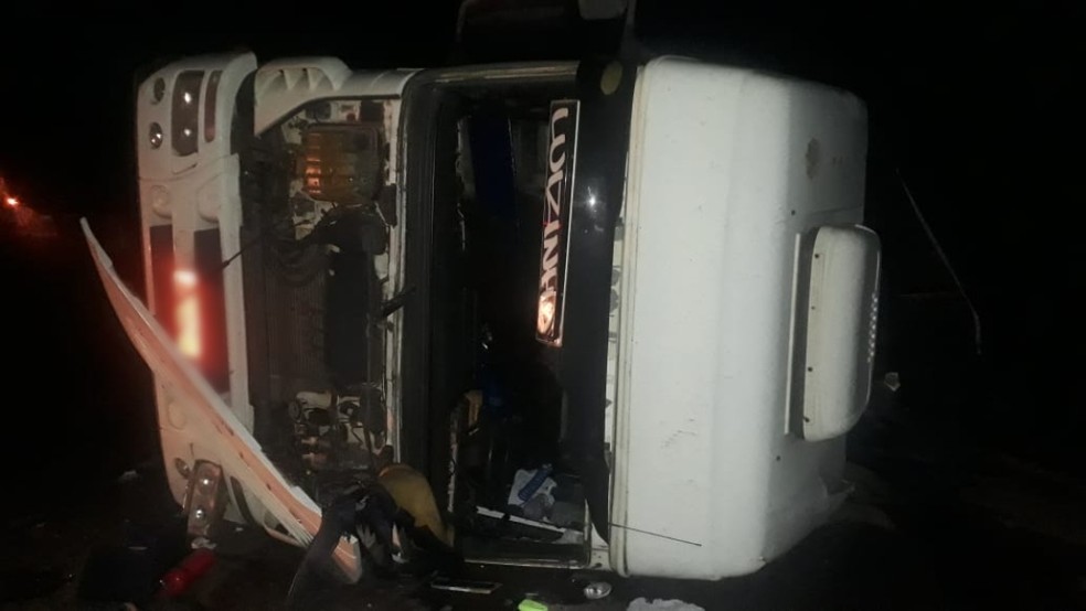 Carreta tombou após pneu estourar na BR-153 — Foto: Divulgação/Corpo de Bombeiros