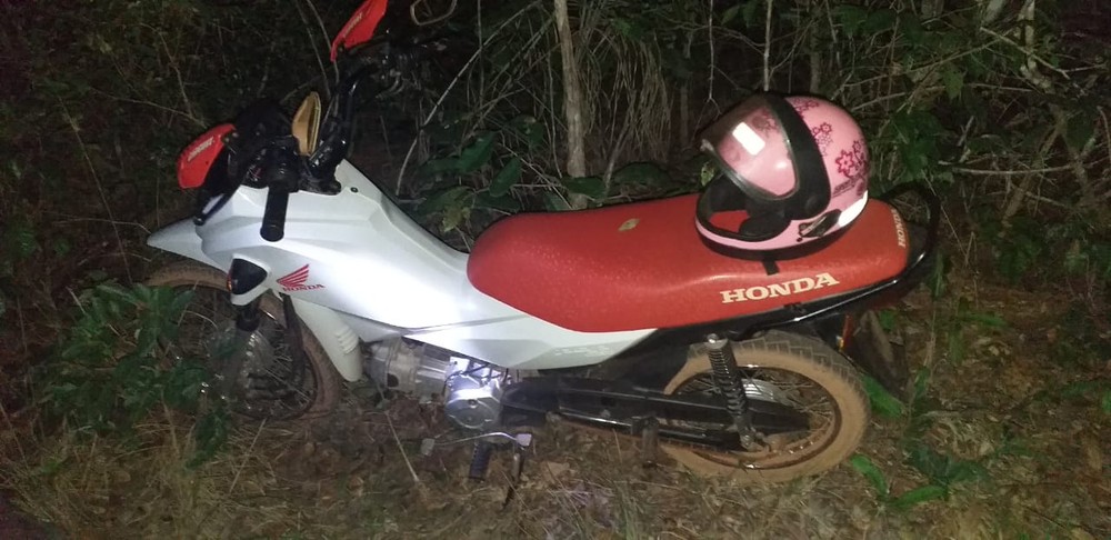 Moto localizada ao lado do corpo da vítima — Foto: PM/Divulgação