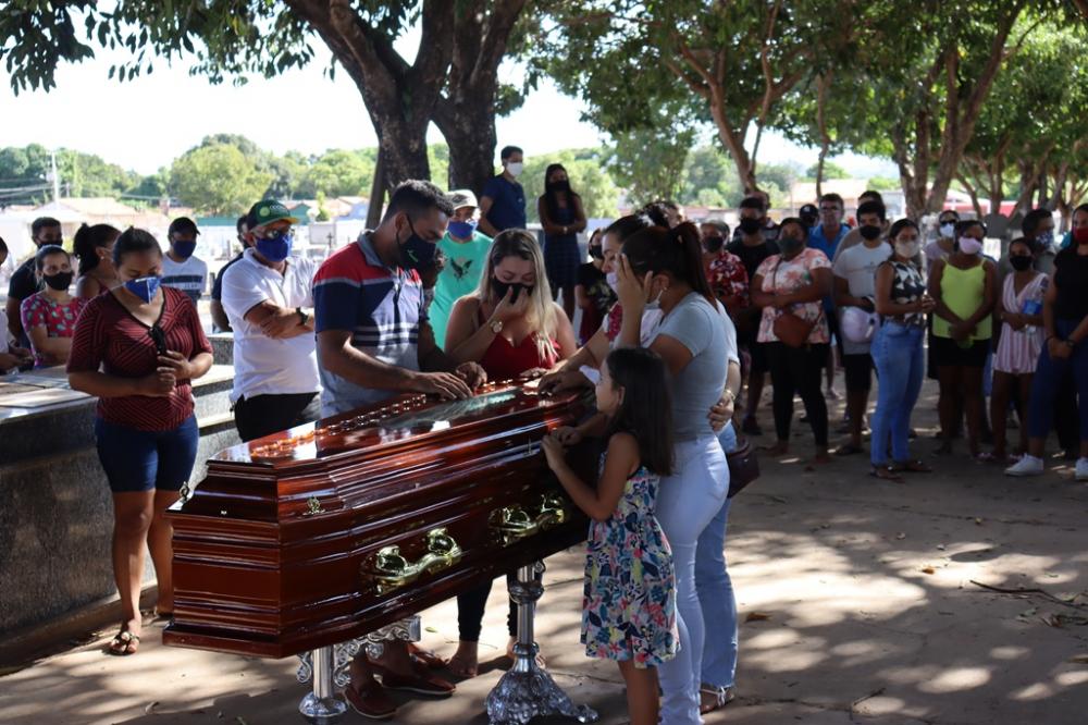 Familiares e amigos compareceram no velório e enterro – Foto: Alessandro Ferreira / Agência Tocantins