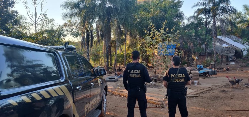 Polícia Federal cumprindo mandados durante operação — Foto: Reprodução / Agência Tocantins 