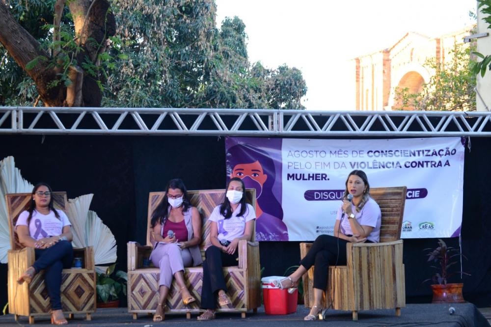 Roda de conversa entre a Secretária da Assistência Social, Keila Viana Maciel e servidoras da pasta