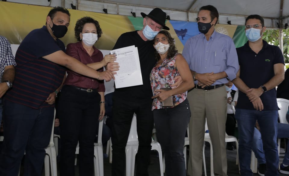 Moradores de dois bairros de Gurupi comemoram recebimento dos títulos definitivos dos imóveis – Foto: Lino Vargas / Secom Gurupi