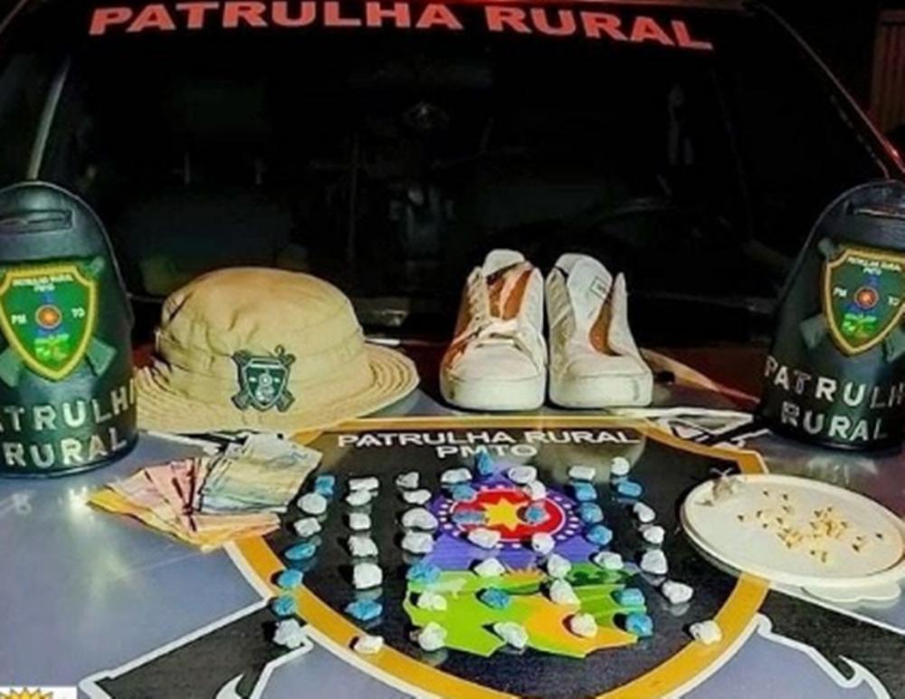 Drogas, dinheiro e objetos ilícitos apreendidos pelos militares em posse dos suspeito – Foto: Divulgação/PMTO 