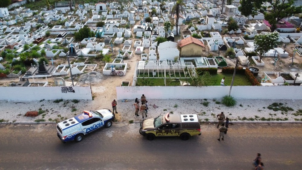 A Polícia Militar localizou e prendeu o suspeito dentro de cemitério — Foto: PM/Divulgação