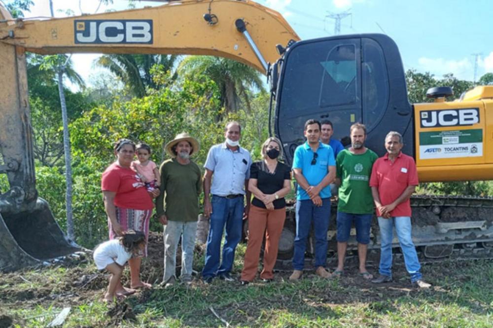 Prefeita Fátima Coelho acompanha limpeza e ampliação do reservatório de água na comunidade da Matinha - Foto: Divulgação 