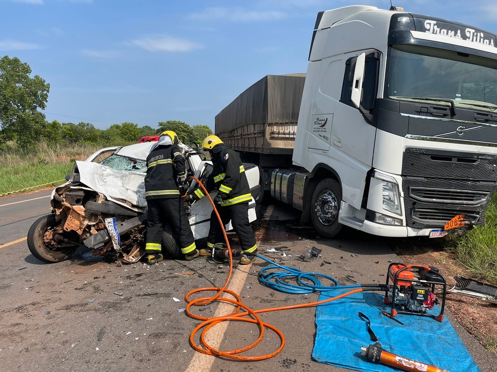 Carro e carreta se envolvem em acidente no norte do Tocantins — Foto: Divulgação/Corpo de Bombeiros