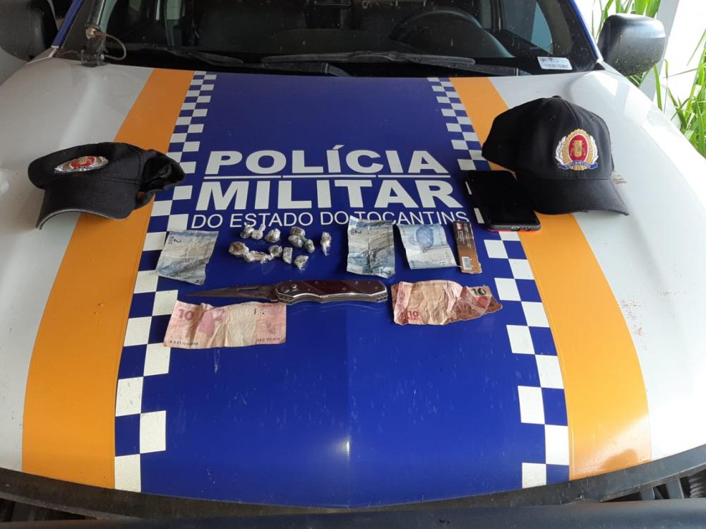 Com o suspeito foram localizados doze papelotes de uma substância análoga à maconha, um smartphone, uma arma branca tipo canivete e uma quantia pecuniária em espécie – Foto: Divulgação/PMTO