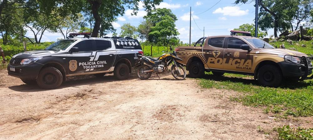 Após denúncia anônima, equipes integradas da PCTO e PMTO se deslocaram até uma fazenda de Arraias e apreenderam uma motocicleta – Foto: Divulgação.