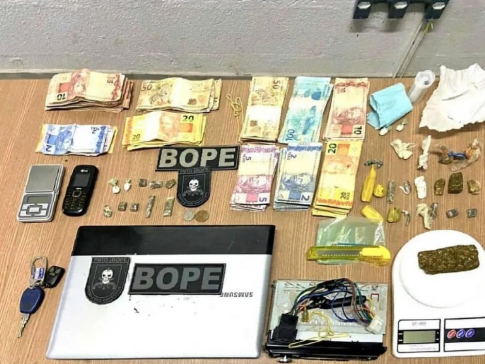 Drogas, balança de precisão, dinheiro e outros objetos ilícitos apreendidos pelo BOPE com os suspeitos – Foto: Reprodução / Agência Tocantins