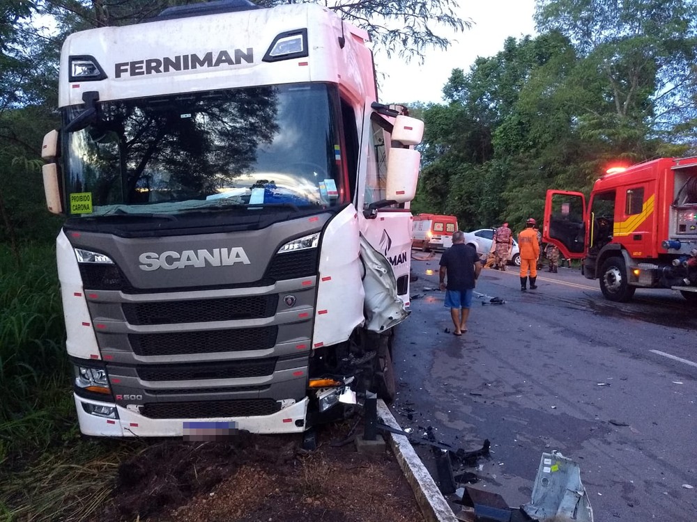 Carreta que bateu de frete com carro — Foto: Bombeiros/Divulgação
