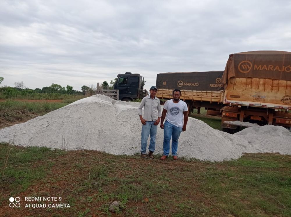Vice-prefeito Valdeci Serafim acompanhou a distribuição de calcário - Foto: Divulgação 