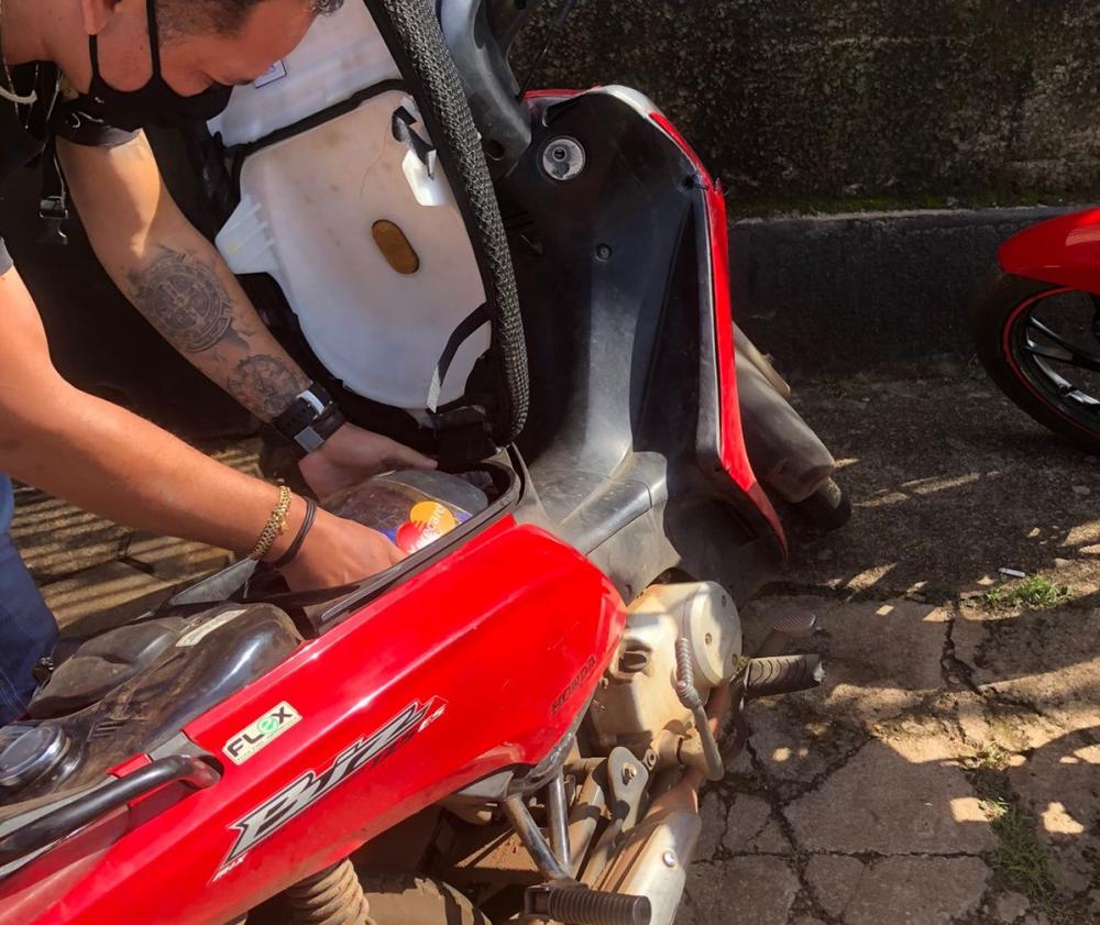 Motocicleta que era usada pelo tráfico, por meio do sistema de logística de envio de refeições em uma plataforma nacional de delivery – Foto: Dicom/SSPTO