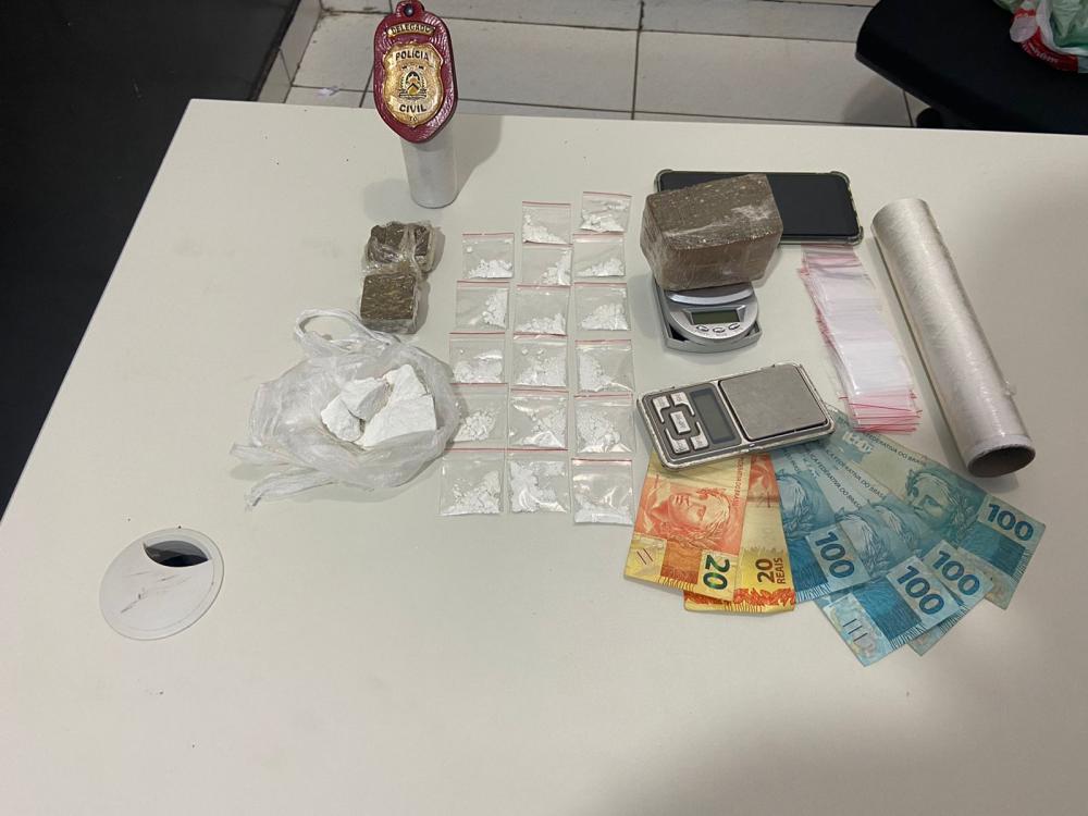 Drogas e dinheiro apreendidos pela Polícia Civil em Porto Nacional durante operação deflagrada nesta quarta-feira – Foto: SSPTO 