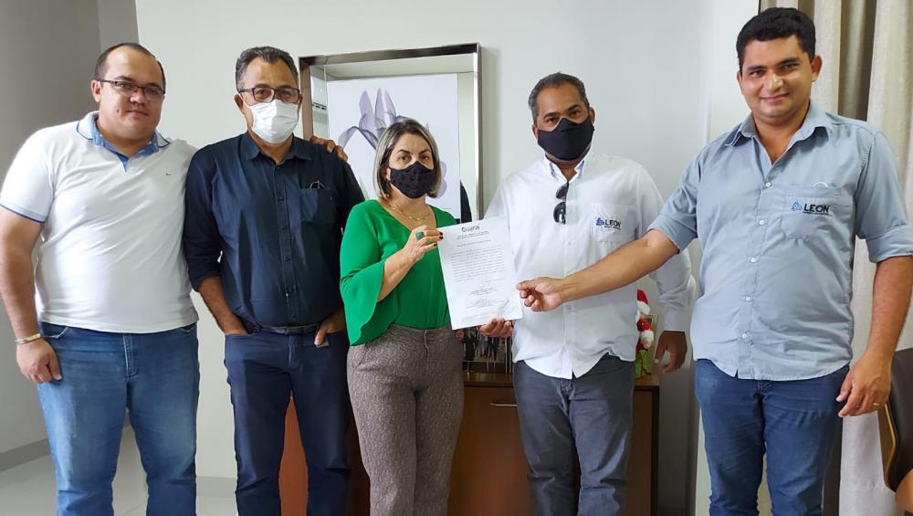 Da (E/d) engenheiro civil Jucélio Junior; o secretário municipal de Articulação Institucional e Desenvolvimento de Guaraí, Oscimar Barbosa; a prefeita Fátima Coelho; e os representantes da empresa responsável pela construção do Cmei – Foto: Divulgação. 