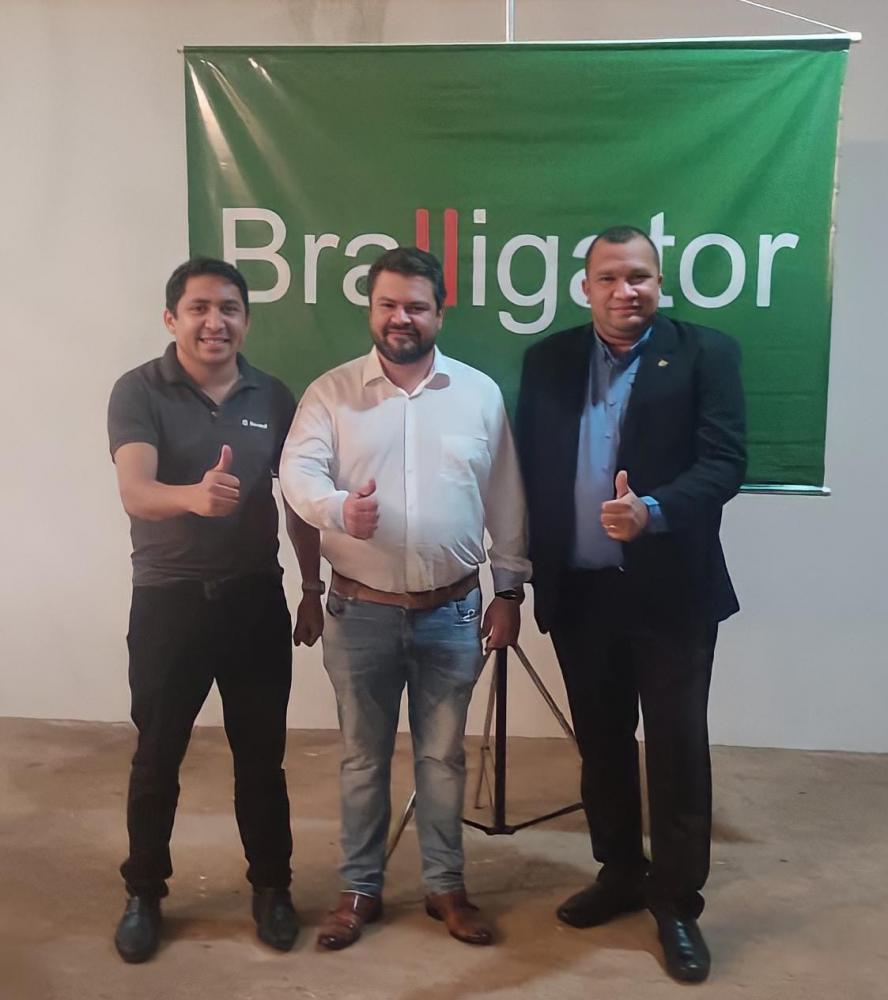 Diretor da Sics ao lado do empresário Marco Antônio Oliveira e do gerente da agência Sicredi Colinas, Jandu Luz Ferreira – Foto: Ascom/Governo do Tocantins
