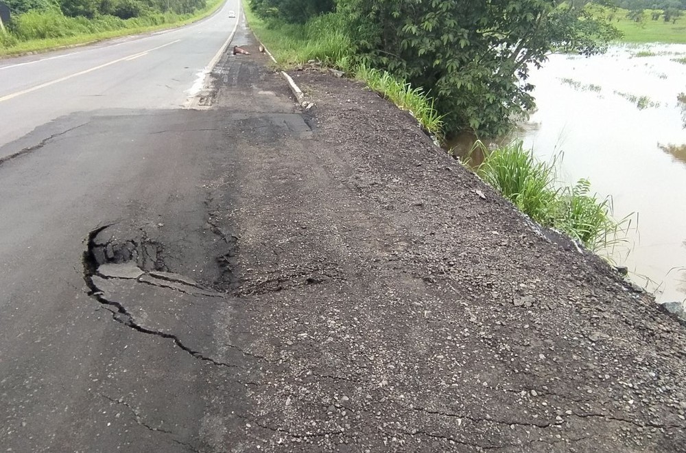 Trecho da BR-153 voltou a afundar no norte do estado — Foto: PRF/Divulgação