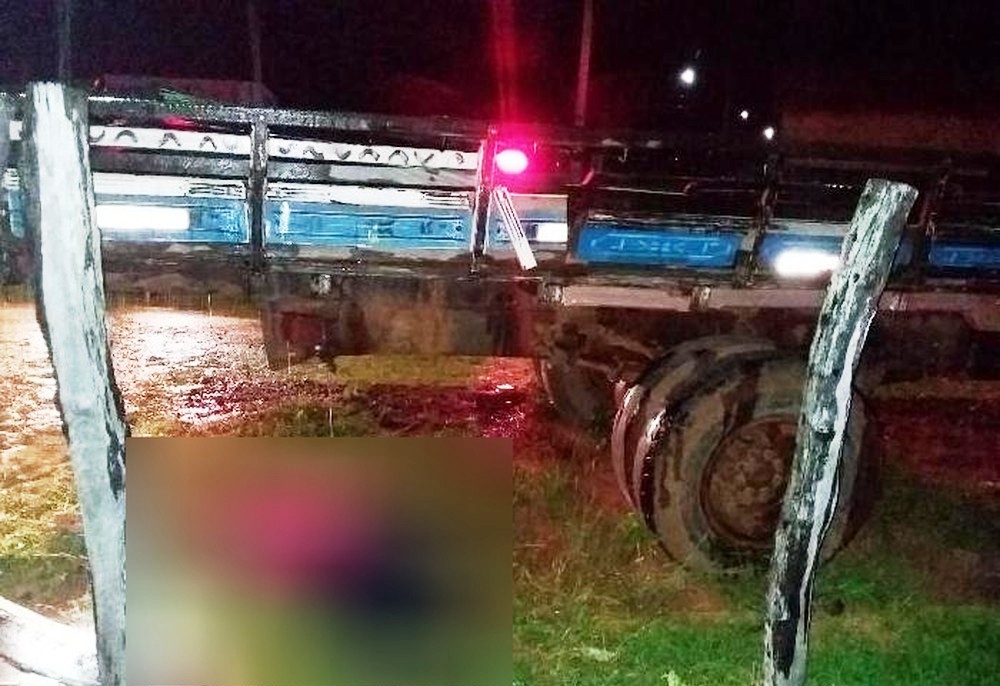 Homem foi encontrado debaixo da carroceria de caminhão — Foto: PM/Divulgação