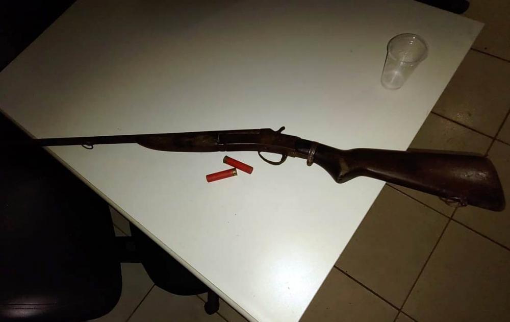 A arma usada pelo suspeito para efetuar os disparos foi apreendida e entregue na delegacia da Polícia Civil em Taquaralto – Foto: Divulgação / PMTO