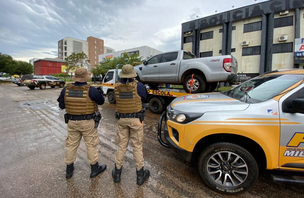 A caminhonete foi apreendida por estar com a documentação de porte obrigatória atrasada. O veículo ficará no pátio da delegacia até que as partes solucionares as pendências – Foto: Alessandro Ferreira / Agência Tocantins