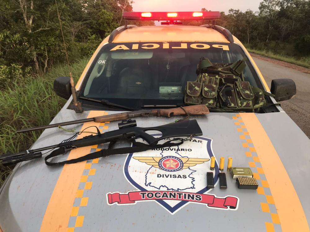 Armas de fogo, munições e outros objetos apreendidos com os suspeitos – Foto: Divulgação / BPMRED 