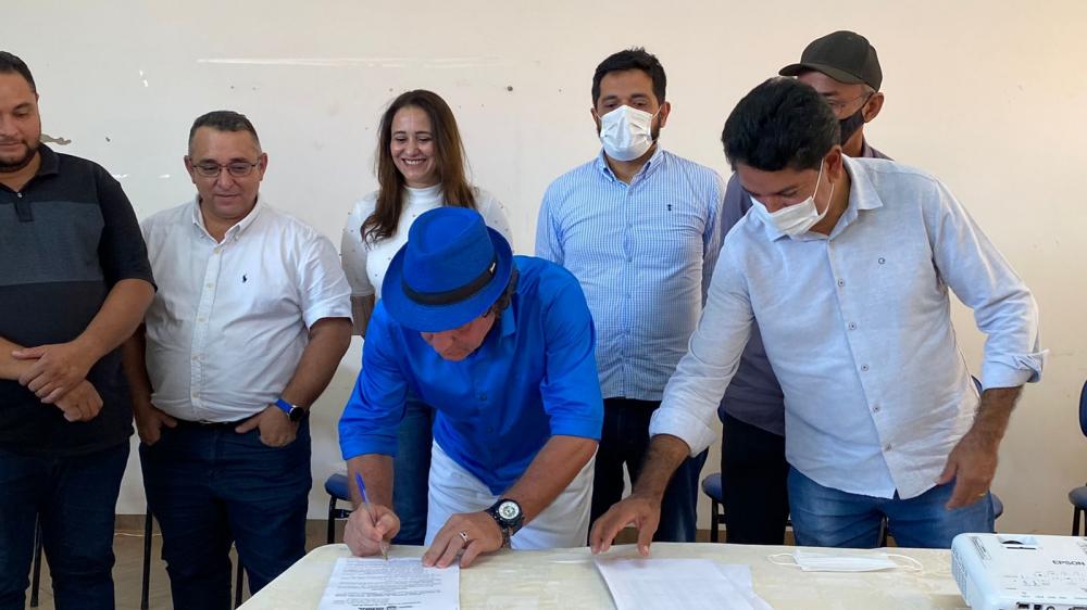 Lei do Plano de Cargos, Carreira e Remuneração - PCCR da Educação é sancionada pelo prefeito Dr. Casarin