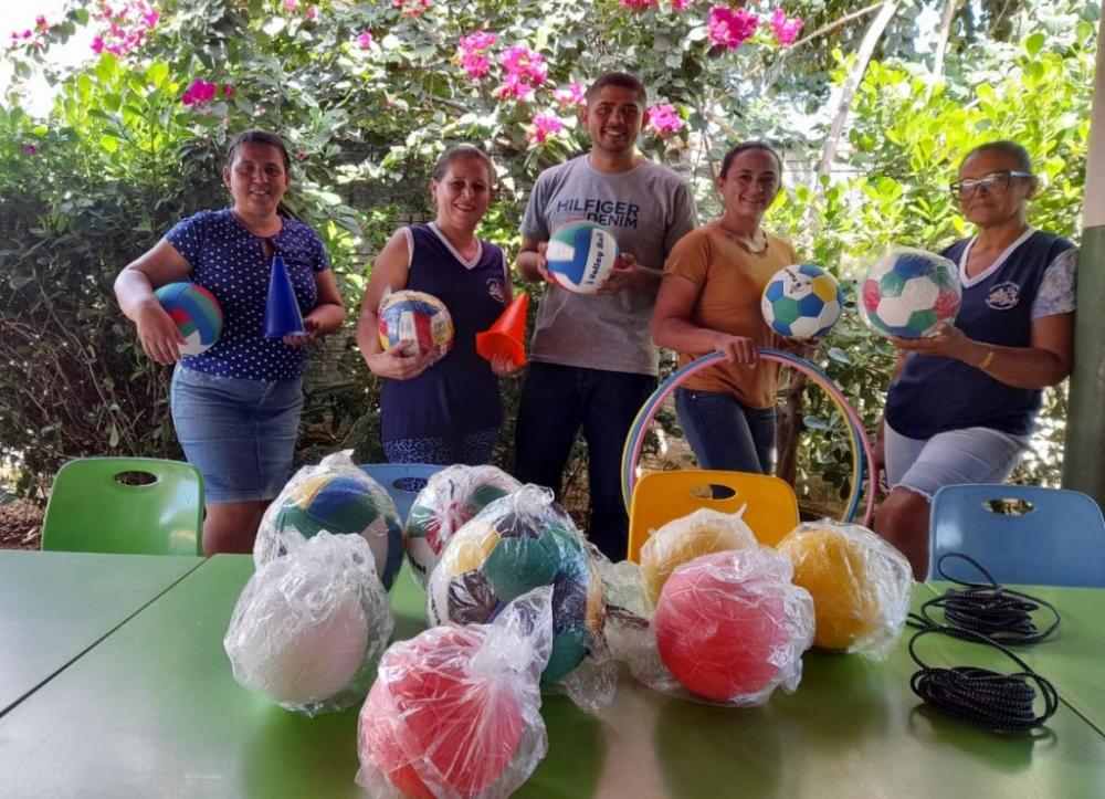 Professores do CMEI Ernestina Freire Aires no setor Tropical Palmas - Foto: Divulgação