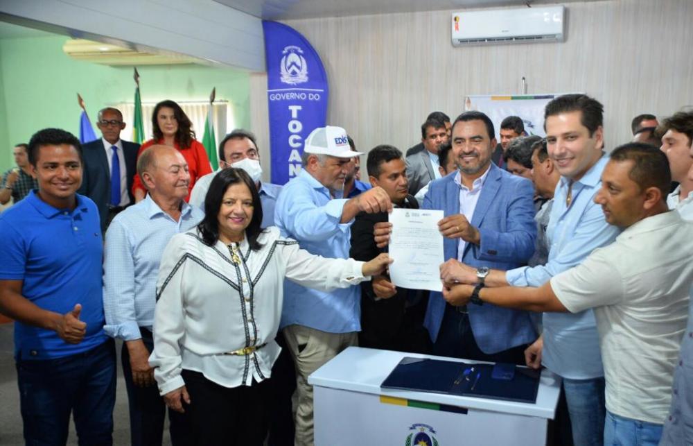 Valderez comemora autorização para início das obras de manutenção da TO-010 em Araguatins – Foto: Pedro dos Anjos / Assessoria 