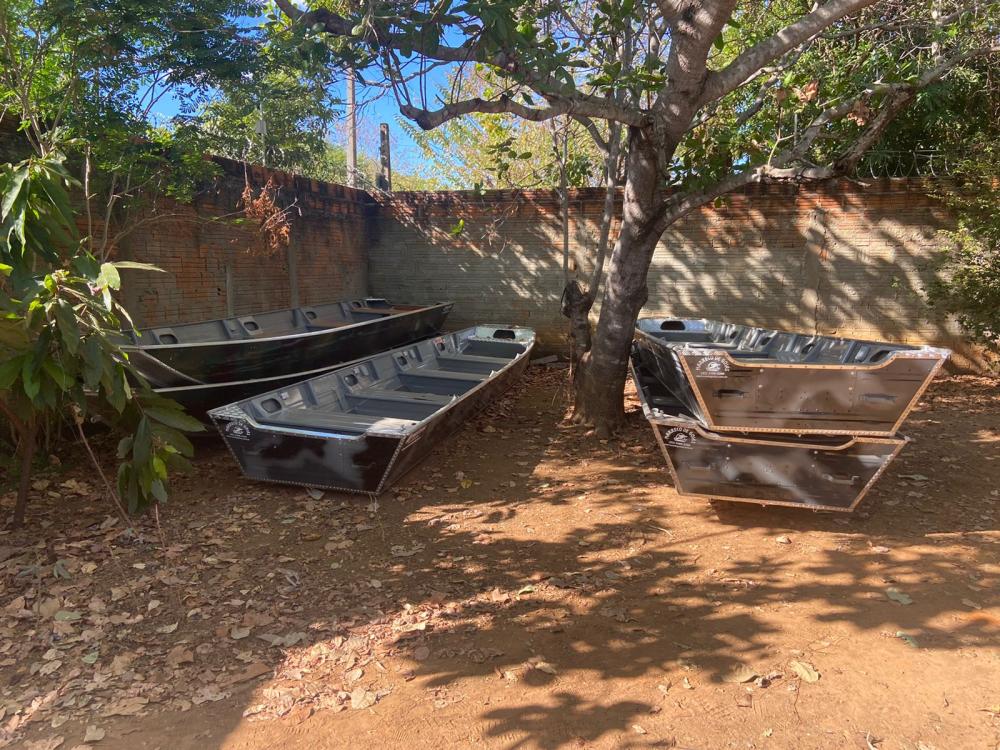 Barcos novos, no valor de R$ 6 mil cada, estavam empilhados em quintal de casa abandonada em Porto Nacional - Divulgação 7ª DEIC 