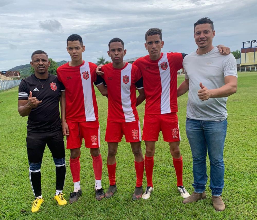 Cumprindo promessa, Dione do Pastel entrega bolas de futebol para escolinha Renascer em Combinado - Foto: Divulgação 