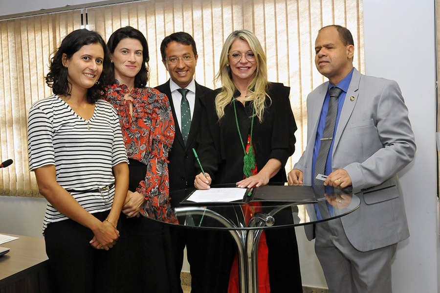 Acompanhada de integrantes da comissão do concurso, Estellamaris Postal assinou a homologação em reunião do CSDP – Foto: Loise Maria/Comunicação DPE/TO