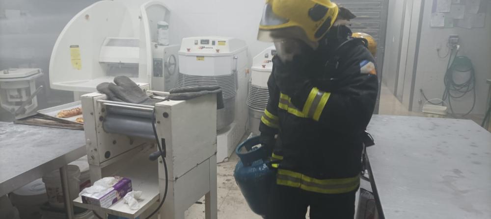 Bombeiros conseguiram cessar o fogo antes que as chamas se alastrassem por todo o forro de PVC - Foto: CBM-TO