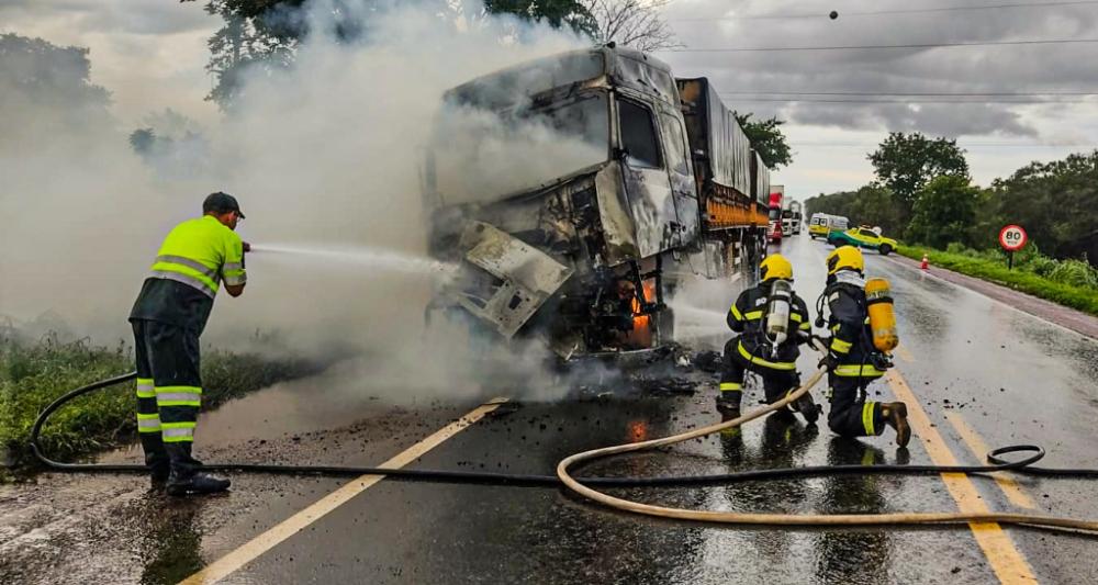 Combate às chamas em caminhão carregado com arroz envolveu bombeiros militares e servidor da concessionária - Foto: Divulgação/CBMTO