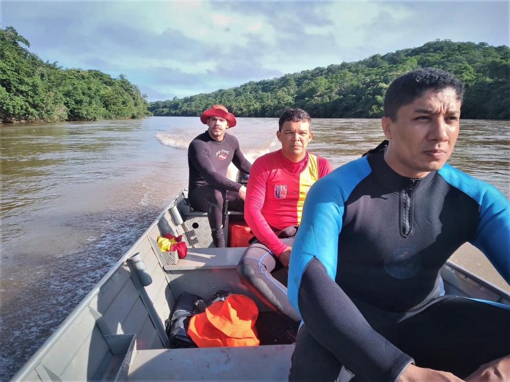  Bombeiros militares da CIBS na recuperação do corpo do indígena no Rio Sono - Foto: CBM/TO