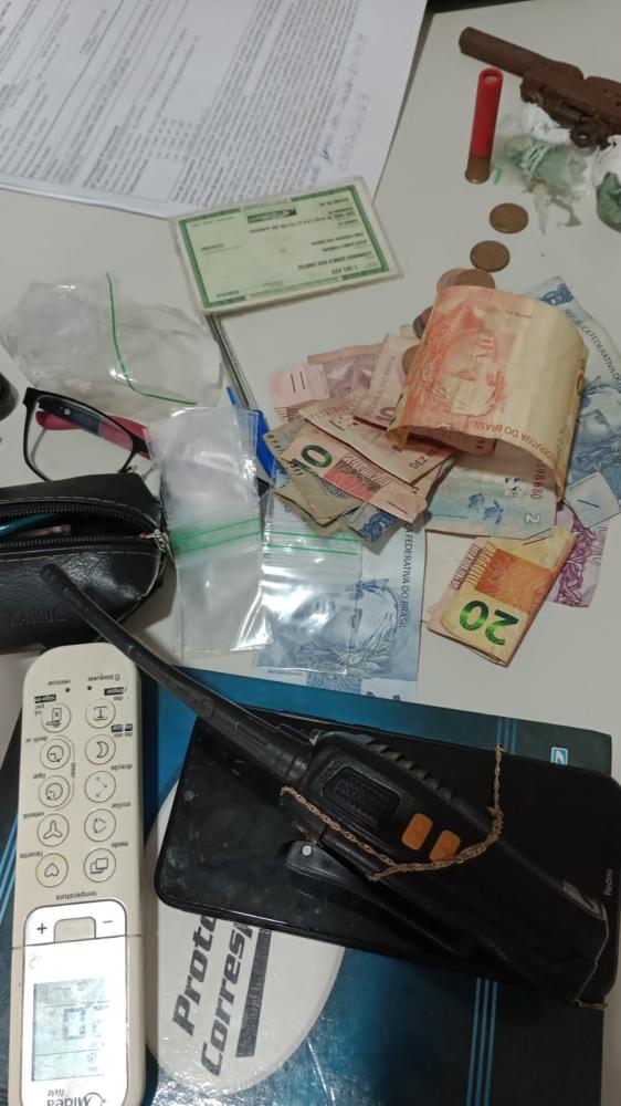 Dinheiro, drogas e balança de precisão apreendidos pela Polícia Civil em Alvorada - Foto: DICOM/SSP-TO