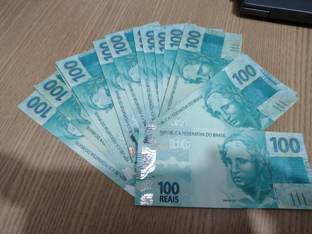 Os policiais civis localizaram e apreenderam 20 notas falsas de R$ 100,00, totalizando R$ 2 mil – Foto: Divulgação / SSPTO