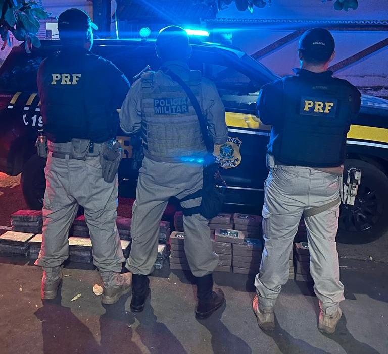 Os carregamentos de entorpecentes estava sendo transportados em caixas de papelão no porta-malas do veículo – Foto: Divulgação / PRF/TO 